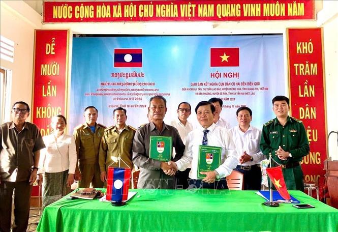 Hội nghị giao ban kết nghĩa cụm dân cư hai bên biên giới của của khóm Duy Tân, Thị trấn Lao Bảo, huyện Hướng Hoá, tỉnh Quảng Trị và bản Phường, huyện Sê Pôn, tỉnh Savanakhet (Lào). Ảnh: TTXVN phát
