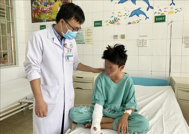 Em T.T.B, ngụ huyện Trảng Bom, Đồng Nai, bị bỏng vùng tay, mặt, cổ do chế pháo nổ. Ảnh: Lê Xuân-TTXVN