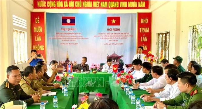 Hội nghị giao ban kết nghĩa cụm dân cư hai bên biên giới của của khóm Duy Tân, Thị trấn Lao Bảo, huyện Hướng Hoá, tỉnh Quảng Trị và bản Phường, huyện Sê Pôn, tỉnh Savanakhet (Lào). Ảnh: TTXVN phát