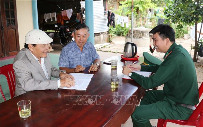 Thành viên Ban cán sự của các cặp bản kết nghĩa thường xuyên trao đổi với cán bộ biên phòng để kịp thời xử lý các vấn đề liên quan. Ảnh: Thanh Thuỷ - TTXVN