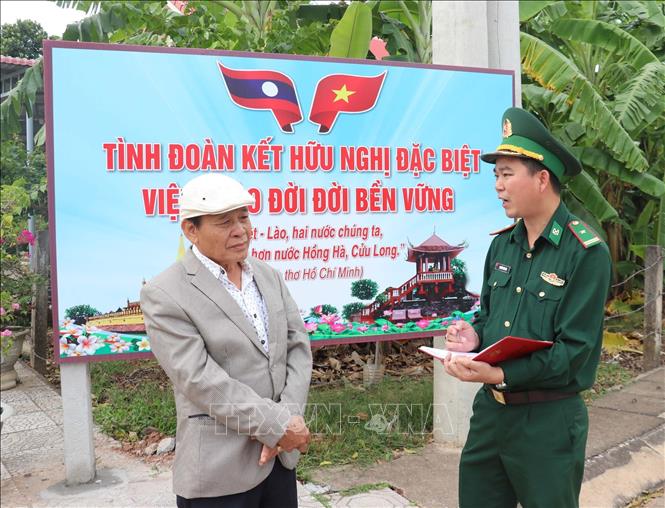 Thành viên Ban cán sự của các cặp bản kết nghĩa thường xuyên trao đổi với cán bộ biên phòng để kịp thời xử lý các vấn đề liên quan. Ảnh: Thanh Thuỷ - TTXVN