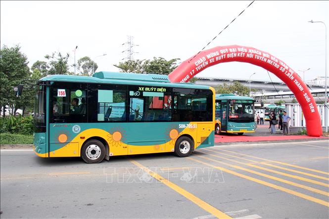 A bus of the electric bus routes connecting metro stations of the Ben Thanh-Suoi Tien urban railway line No 1. VNA Photo: Tiến Lực 