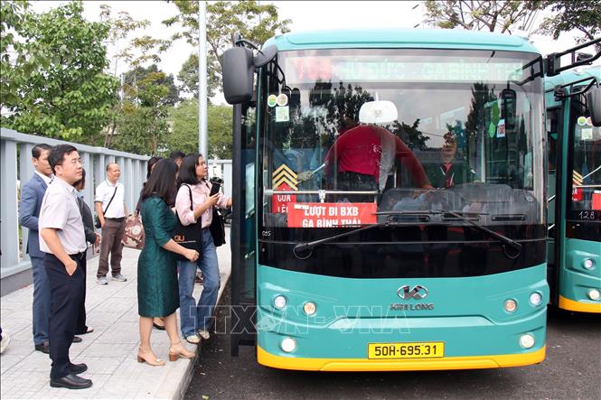 Delegates experience the new bus. VNA Photo: Tiến Lực 