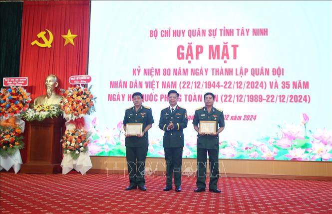 Đại tá Nguyễn Thanh Phong, Chính ủy Bộ Chỉ huy Quân sự tỉnh Tây Ninh trao tặng Kỷ niệm chương Vì sự nghiệp xây dựng Quân đội nhân dân Việt Nam của Bộ trưởng Bộ Quốc phòng cho các cá nhân. Ảnh: Giang Phương – TTXVN