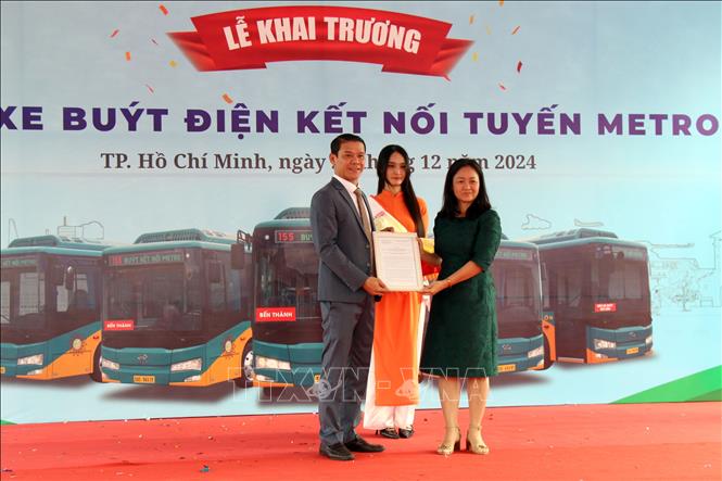 Presenting a decision on operation to the Phuong Trang Bus Lines JSC (FUTA Bus Lines). VNA Photo: Tiến Lực 