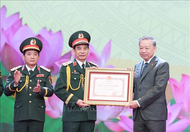 Party General Secretary To Lam hands over the Ho Chi Minh Order to the Vietnam People’s Army. VNA Photo