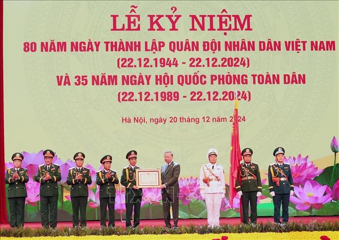Party General Secretary To Lam hands over the Ho Chi Minh Order to the Vietnam People’s Army. VNA Photo