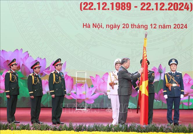 Party General Secretary To Lam hands over the Ho Chi Minh Order to the Vietnam People’s Army. VNA Photo