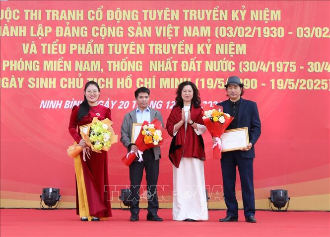 Ban Tổ chức trao Giấy khen của Cục Văn hóa cơ sở cho các tập thể, cá nhân có thành tích xuất sắc trong công tác phối hợp tổ chức triển lãm. Ảnh: Đức Phương - TTXVN