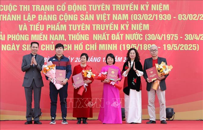 Ban Tổ chức trao thưởng cho các tác giả đoạt giải Ba. Ảnh: Đức Phương - TTXVN