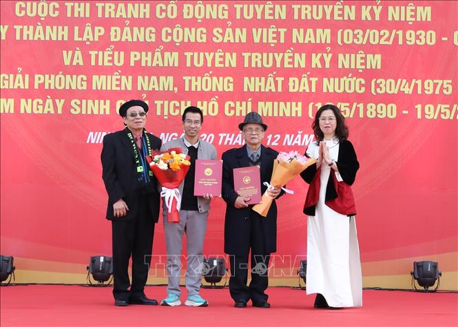 Ban Tổ chức trao thưởng cho các tác giả đoạt giải Nhất. Ảnh: Đức Phương - TTXVN