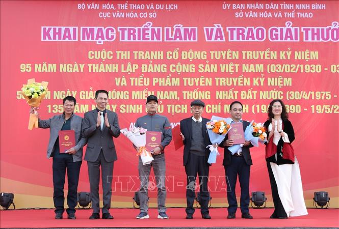 Ban Tổ chức trao thưởng cho các tác giả đoạt giải Nhì. Ảnh: Đức Phương - TTXVN