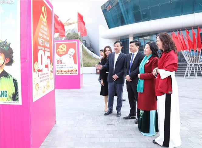 Các đại biểu tham quan các tác phẩm tranh cổ động xuất sắc được trưng bày tại triển lãm. Ảnh: Đức Phương - TTXVN