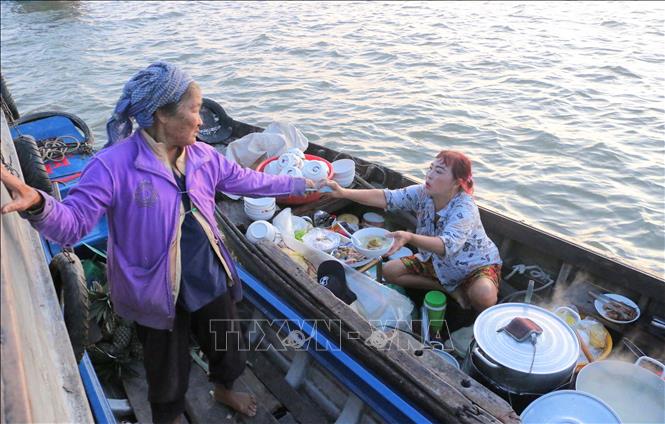Đồ ăn trên các ghe có giá bình dân. Ảnh: Công Mạo-TTXVN