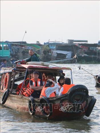 Du khách tham quan, trải nghiệm cuộc sống 