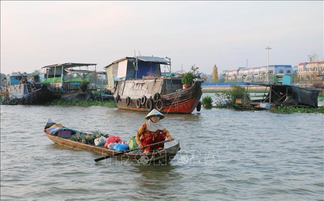 Chợ nổi Long Xuyên (thành phố Long Xuyên, An Giang) là nơi hiếm còn giữ được nguyên vẹn không khí buôn bán “thương hồ” của miền sông nước như từ hàng trăm năm qua. Ảnh: Công Mạo-TTXVN
