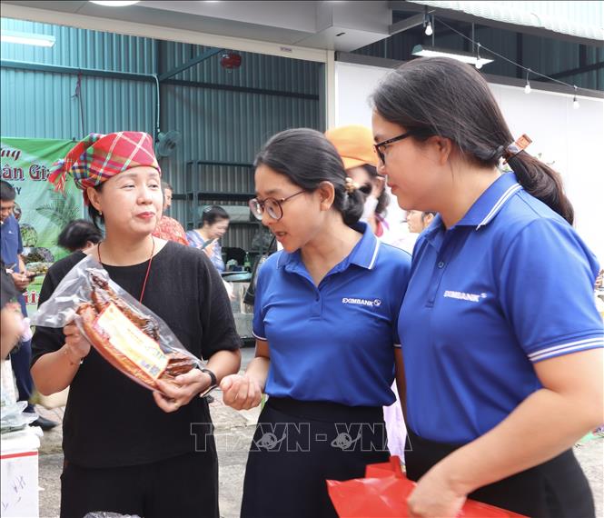 Đại diện Hợp tác xã Tâm Hòa, Cao Bằng giới thiệu đặc sản địa phương đến người tiêu dùng Tp. Hồ Chí Minh. Ảnh: Xuân Anh – TTXVN 