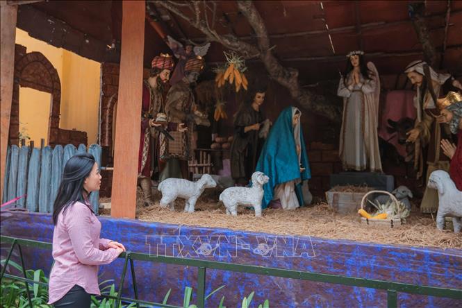 Người dân ngắm nhìn tiểu cảnh sự đời của Chúa Jesus tại Nhà thờ Cửa Bắc. Ảnh: Hoàng Hiếu - TTXVN
