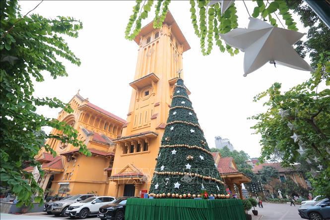 Nhà thờ Cửa Bắc trang hoàng cây thông Noel đón Giáng sinh 2024. Ảnh: Hoàng Hiếu - TTXVN