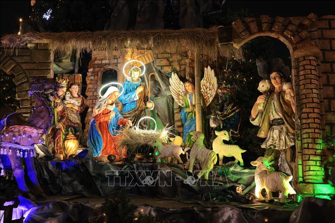 Tiểu cảnh sự ra đời của Chúa Jesus ra đời phía trước Nhà thờ Lớn Hà Nội. Ảnh: Hoàng Hiếu - TTXVN