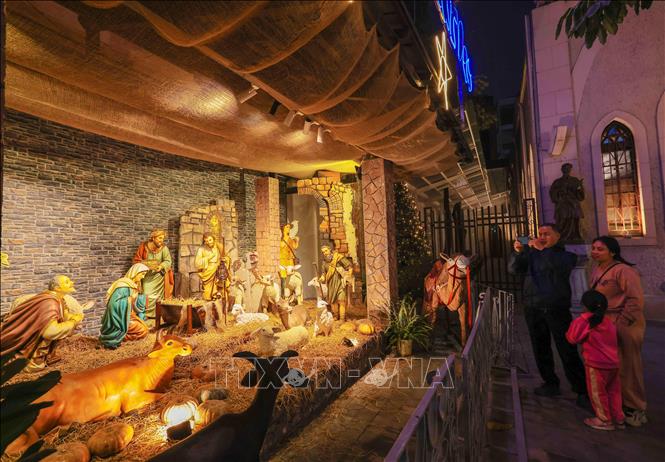 Tiểu cảnh sự ra đời của Chúa Jesus tại Nhà thờ Hàm Long. Ảnh: Hoàng Hiếu - TTXVN
