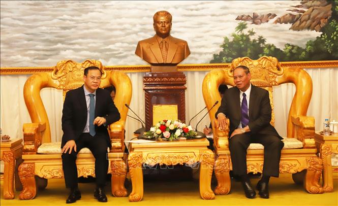 Vietnamese Deputy Minister of Public Security, Lieutenant General Nguyen Van Long is received by General Vilay Lakhamphong, Deputy Prime Minister and Minister of Public Security of Laos. VNA Photo: Xuân Tú 