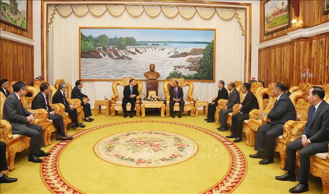 Vietnamese Deputy Minister of Public Security, Lieutenant General Nguyen Van Long is received by General Vilay Lakhamphong, Deputy Prime Minister and Minister of Public Security of Laos. VNA Photo: Xuân Tú 