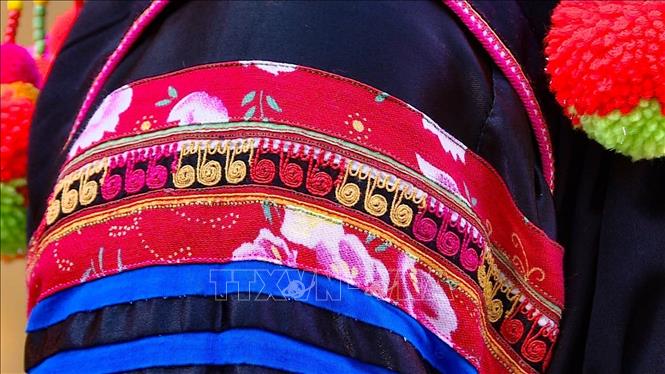 Exquisite patterns on the shoulders of a blouse of Ha Nhi women. VNA/Photo by courtesy  