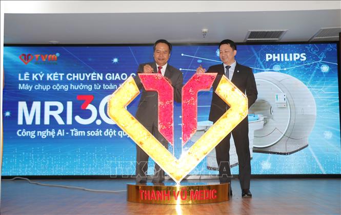 Lễ ký kết chuyển giao công nghệ hệ thống máy MRI 3.0 Tesla công nghệ AI - tầm soát đột quỵ. Ảnh: Chanh Đa-TTXVN