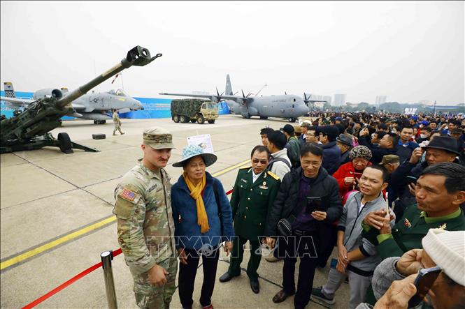 vna_potal_nguoi_dan_hao_hung_voi_trien_lam_quoc_phong_quoc_te_viet_nam_2024_stand.jpg
