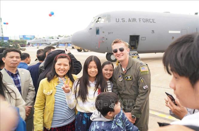 vna_potal_nguoi_dan_hao_hung_voi_trien_lam_quoc_phong_quoc_te_viet_nam_2024_stand.jpg