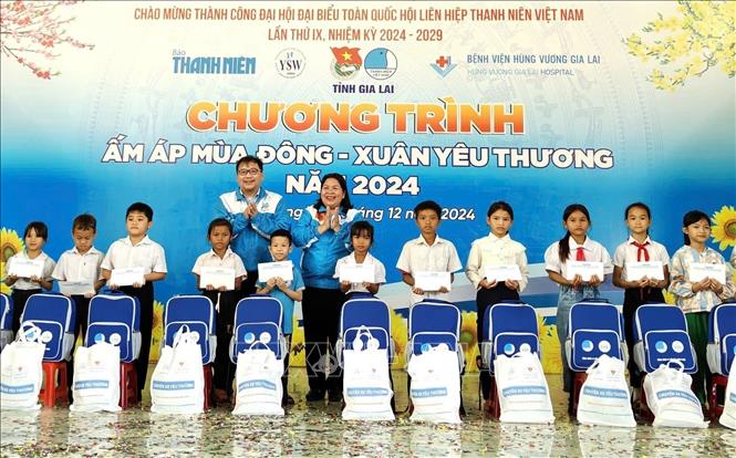Đoàn công tác trao tặng quà, học bổng cho học sinh nghèo vùng biên giới Ia Lâu, huyện Chư Prông, tỉnh Gia Lai. Ảnh: TTXVN phát