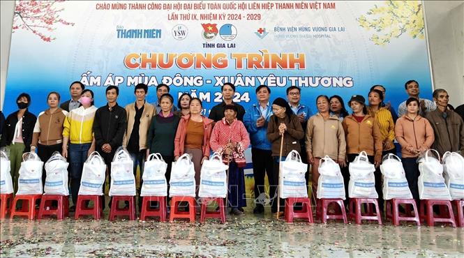 Đoàn công tác tặng quà cho các hộ dân có hoàn cảnh khó khăn tại xã Ia Lâu, huyện Chư Prông, tỉnh Gia Lai. Ảnh: TTXVN phát