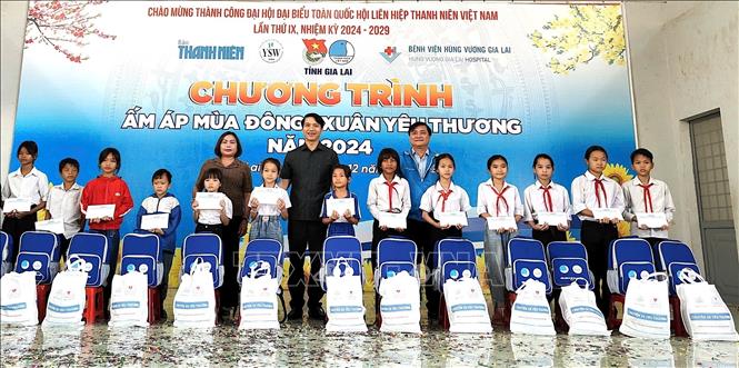 Đoàn công tác trao tặng quà, học bổng cho học sinh nghèo nơi vùng biên giới Ia Lâu, huyện Chư Prông, tỉnh Gia Lai. Ảnh: TTXVN phát