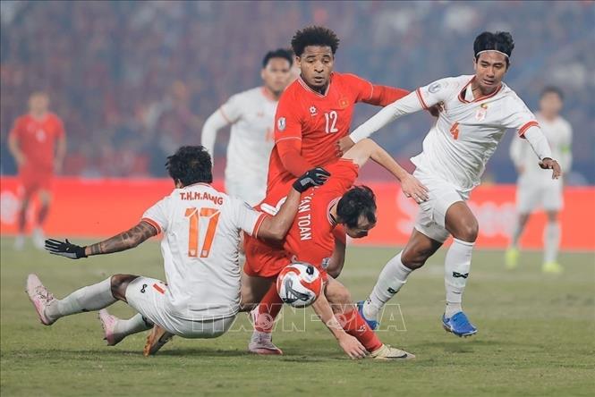 Xuân Son (12) thi đấu tích cực và anh chính là người có đường chuyền thuận lợi để Bùi Vĩ Hào (15) mở tỷ số ở phút 47. Ảnh: Minh Quyết - TTXVN