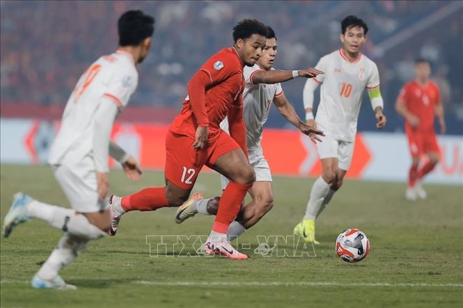Xuân Son (12) thi đấu xông xáo, tích cực và liên tục làm chao đảo hàng phòng ngự của Myanmar. Ảnh: Minh Quyết - TTXVN