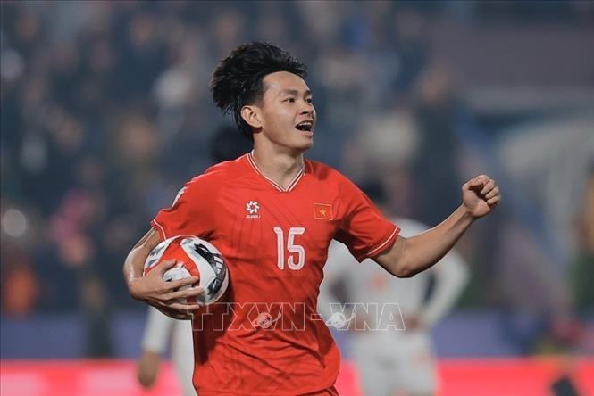 Phút 47, Bùi Vĩ Hào (15) ghi bàn mở tỷ số cho đội tuyển Việt Nam sau pha chuyền bóng chính xác của Xuân Son. Ảnh: Minh Quyết - TTXVN