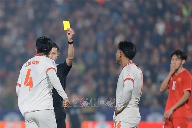 Trong hiệp 1, đội Myanmar phải nhận 2 thẻ vàng. Ảnh: Minh Quyết - TTXVN