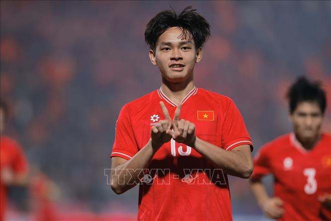 Niềm vui của Bùi Vĩ Hào (15) sau khi ghi bàn mở tỷ số cho Việt Nam ở phút 47. Ảnh: Minh Quyết - TTXVN