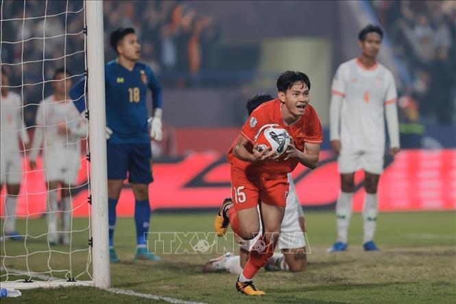 Niềm vui của Bùi Vĩ Hào (15) sau khi ghi bàn mở tỷ số cho Việt Nam ở phút 47. Ảnh: Minh Quyết - TTXVN