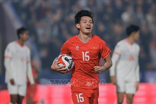 Niềm vui của Bùi Vĩ Hào (15) sau khi ghi bàn mở tỷ số cho Việt Nam ở phút 47. Ảnh: Minh Quyết - TTXVN