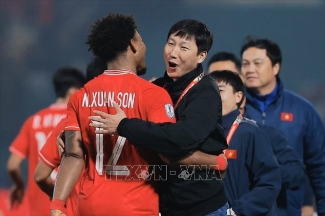 HLV Kim Sang Sik chia vui với Xuân Son (12) sau khi cầu thủ này ghi bàn nâng tỷ số lên 2-0 cho đội tuyển Việt Nam. Ảnh: Minh Quyết - TTXVN