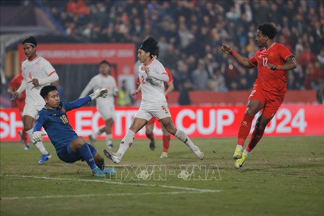 Xuân Son (12) dứt điểm chính xác, nâng tỷ số lên 2-0 cho tuyển Việt Nam ở phút 55. Ảnh: Minh Quyết - TTXVN
