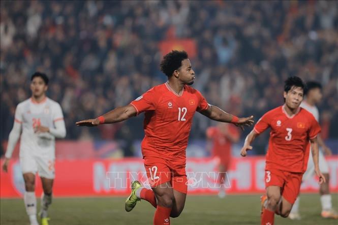 Niềm vui của Xuân Son (12) sau khi dứt điểm chính xác, nâng tỷ số lên 2-0 cho tuyển Việt Nam ở phút 55. Ảnh: Minh Quyết - TTXVN