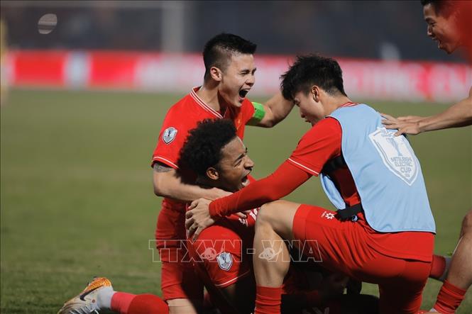 Các tuyển thủ Việt Nam chia vui với Xuân Son (12) sau khi cầu thủ này nâng tỷ số lên 2-0 ở phút 55. Ảnh: Minh Quyết - TTXVN