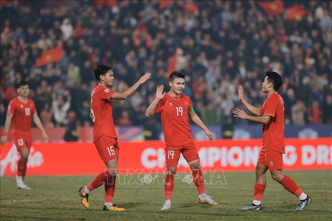 Các cầu thủ Việt Nam ăn mừng bàn thắng nâng tỷ số lên 3-0 của Quang Hải (19) ở phút 75. Ảnh: Minh Quyết - TTXVN