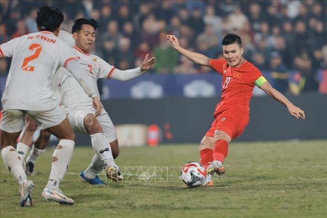 Phút 75, Quang Hải (19) ghi bàn nâng tỷ số lên 3-0. Ảnh: Minh Quyết - TTXVN