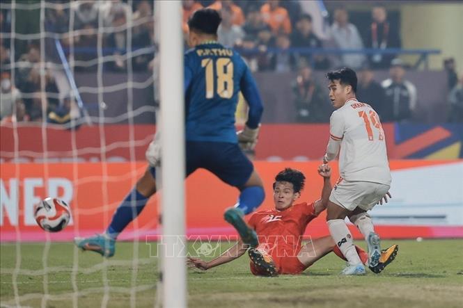 Pha ghi bàn không được công nhận của Bùi Vĩ Hào (15) vì lỗi việt vị ở phút 80. Ảnh: Minh Quyết - TTXVN