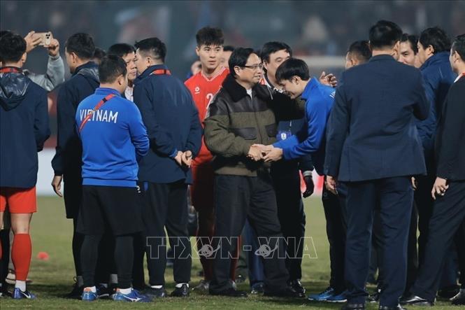 Thủ tướng Phạm Minh Chính xuống sân chia vui với đội tuyển quốc gia Việt Nam. Ảnh: Minh Quyết - TTXVN
