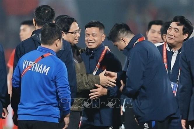 Thủ tướng Phạm Minh Chính xuống sân chia vui với đội tuyển quốc gia Việt Nam. Ảnh: Minh Quyết - TTXVN